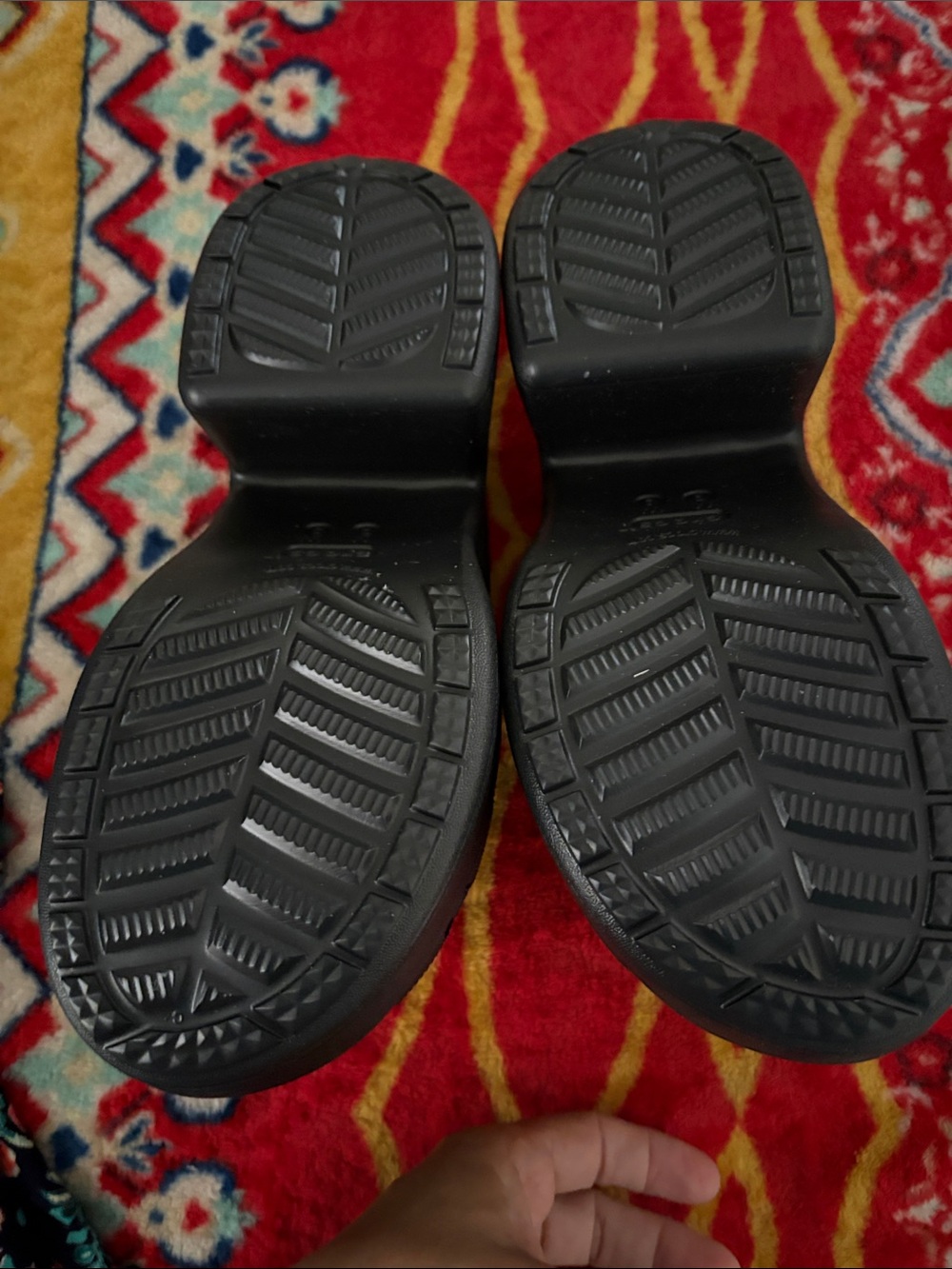 CROCS Black Classic Unisex Slip-On Clogs - Picture 3 of 4